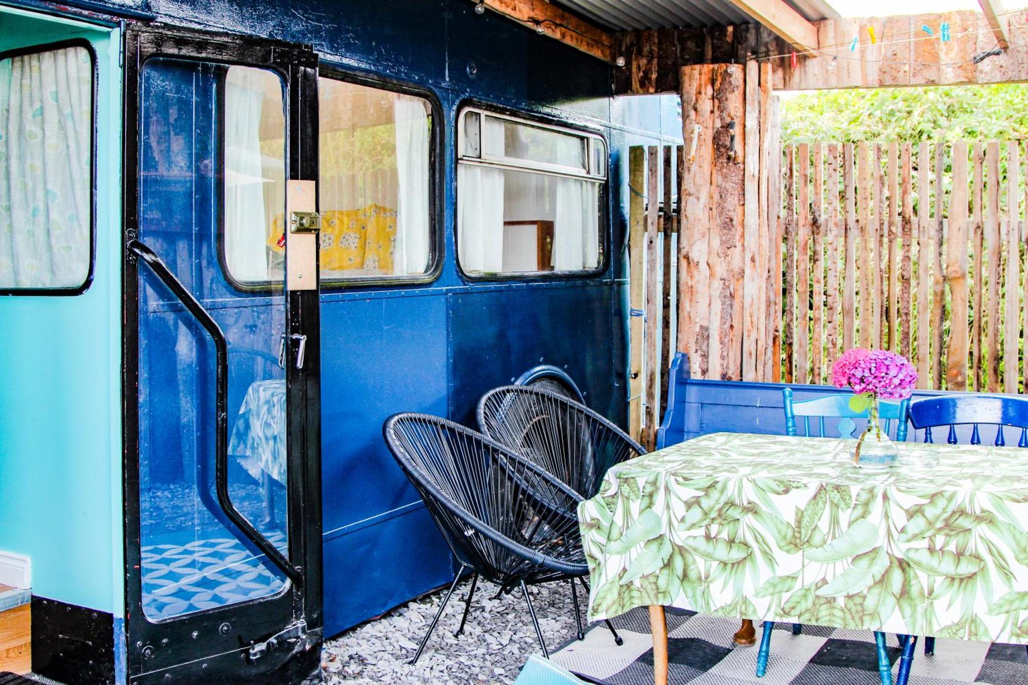 Double Decker Bus At Valentia Island Escape Hotel Chapeltown ภายนอก รูปภาพ