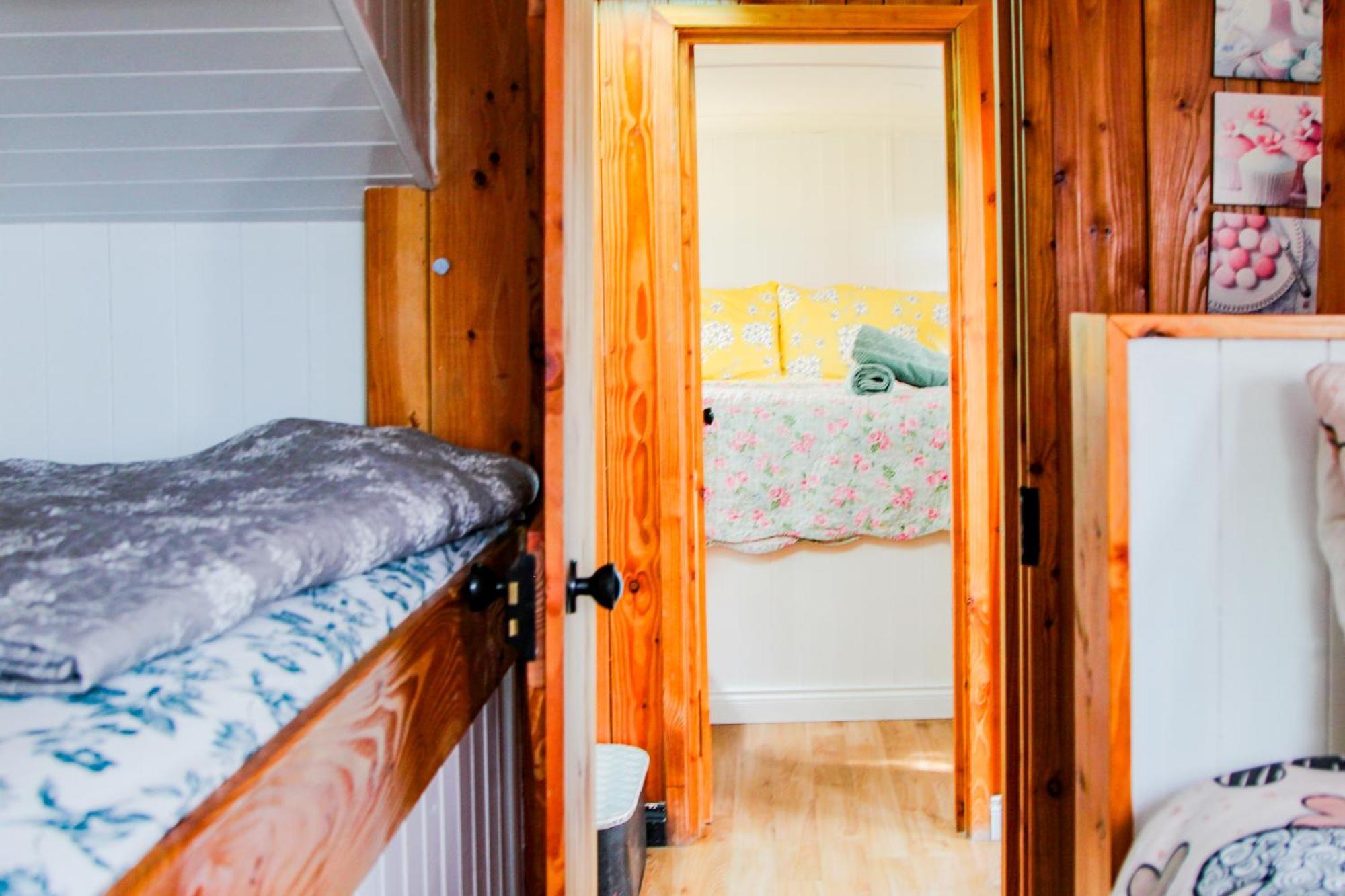Double Decker Bus At Valentia Island Escape Hotel Chapeltown ภายนอก รูปภาพ