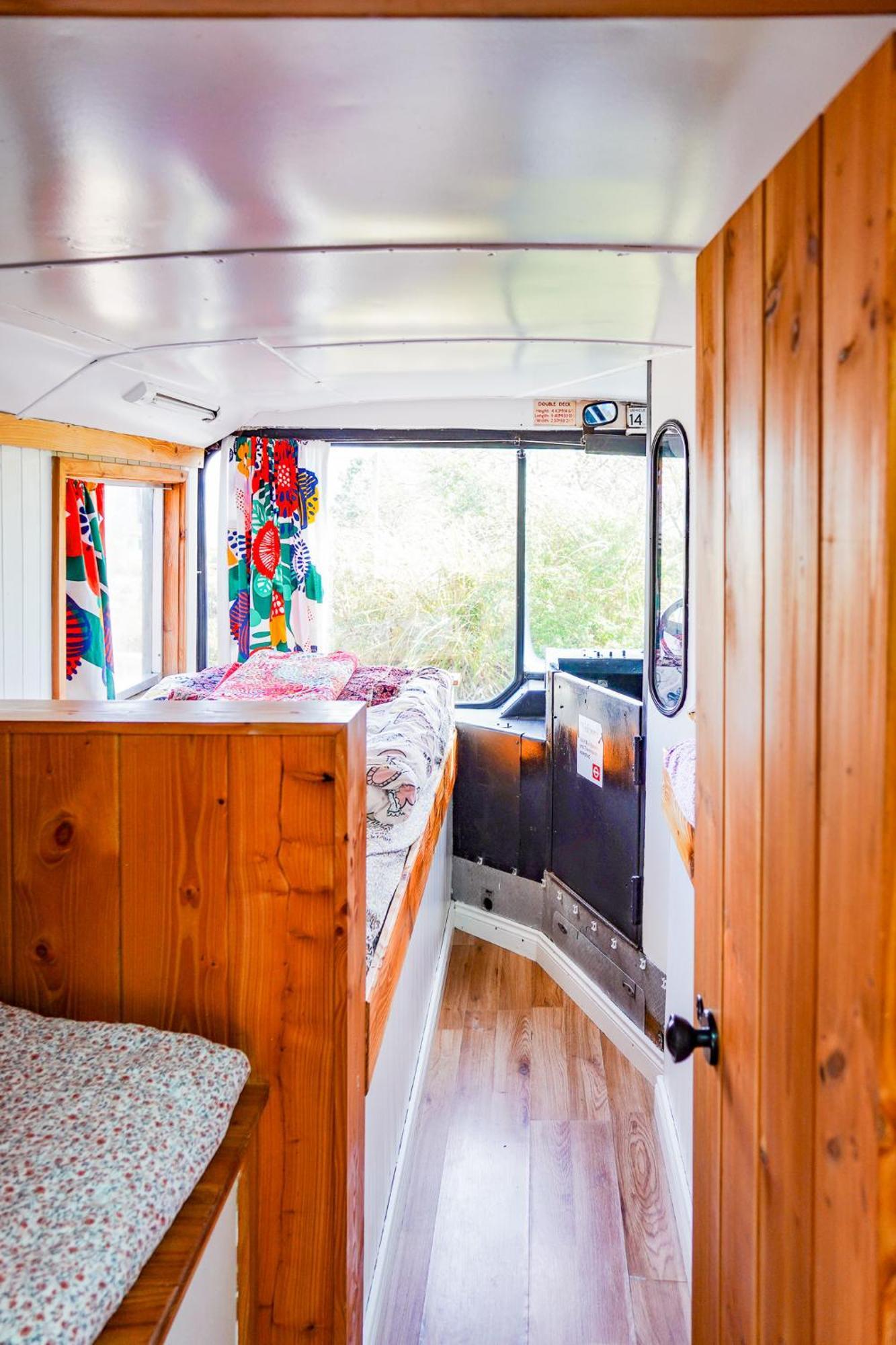 Double Decker Bus At Valentia Island Escape Hotel Chapeltown ภายนอก รูปภาพ