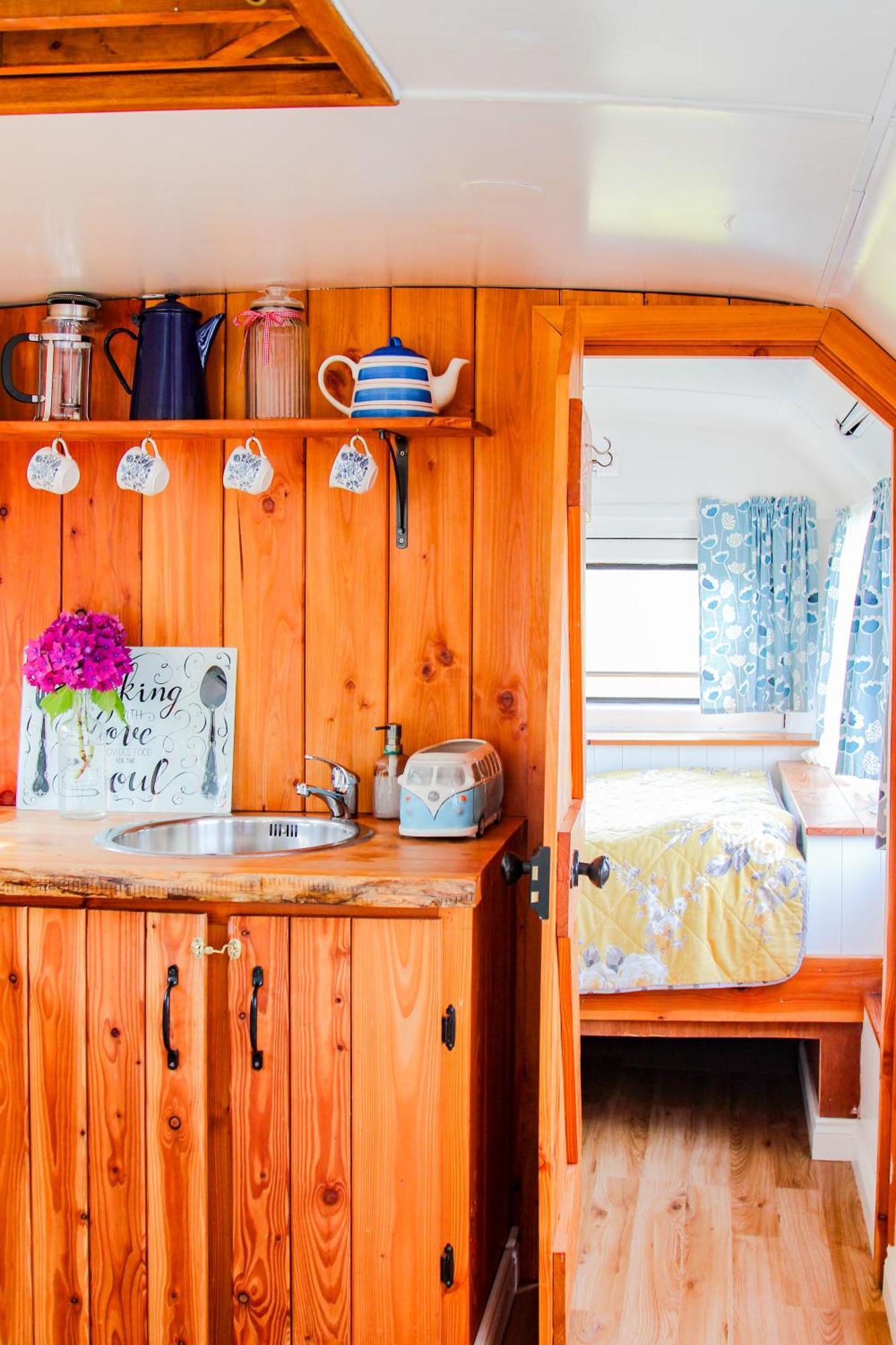 Double Decker Bus At Valentia Island Escape Hotel Chapeltown ภายนอก รูปภาพ