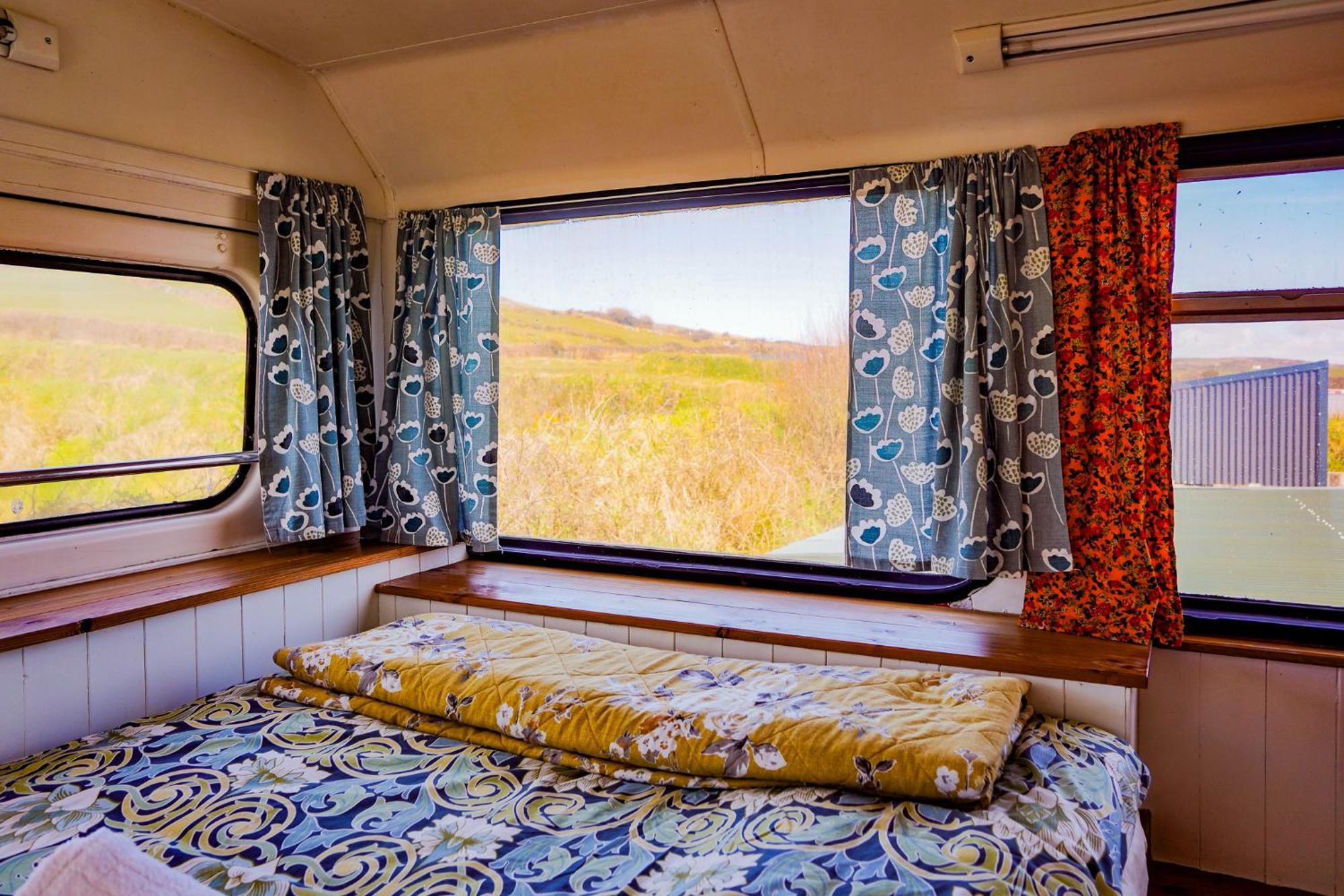 Double Decker Bus At Valentia Island Escape Hotel Chapeltown ภายนอก รูปภาพ