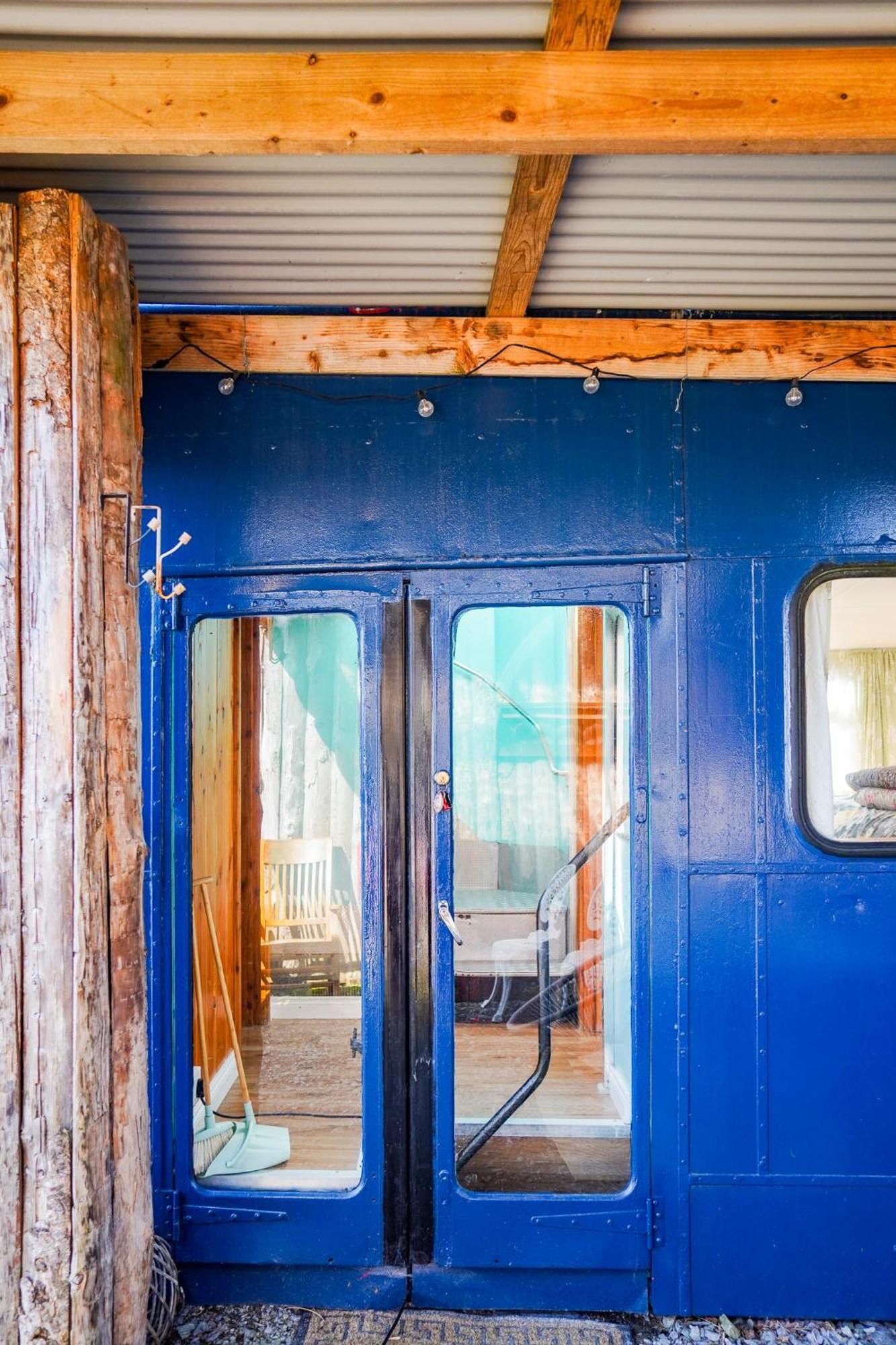Double Decker Bus At Valentia Island Escape Hotel Chapeltown ภายนอก รูปภาพ