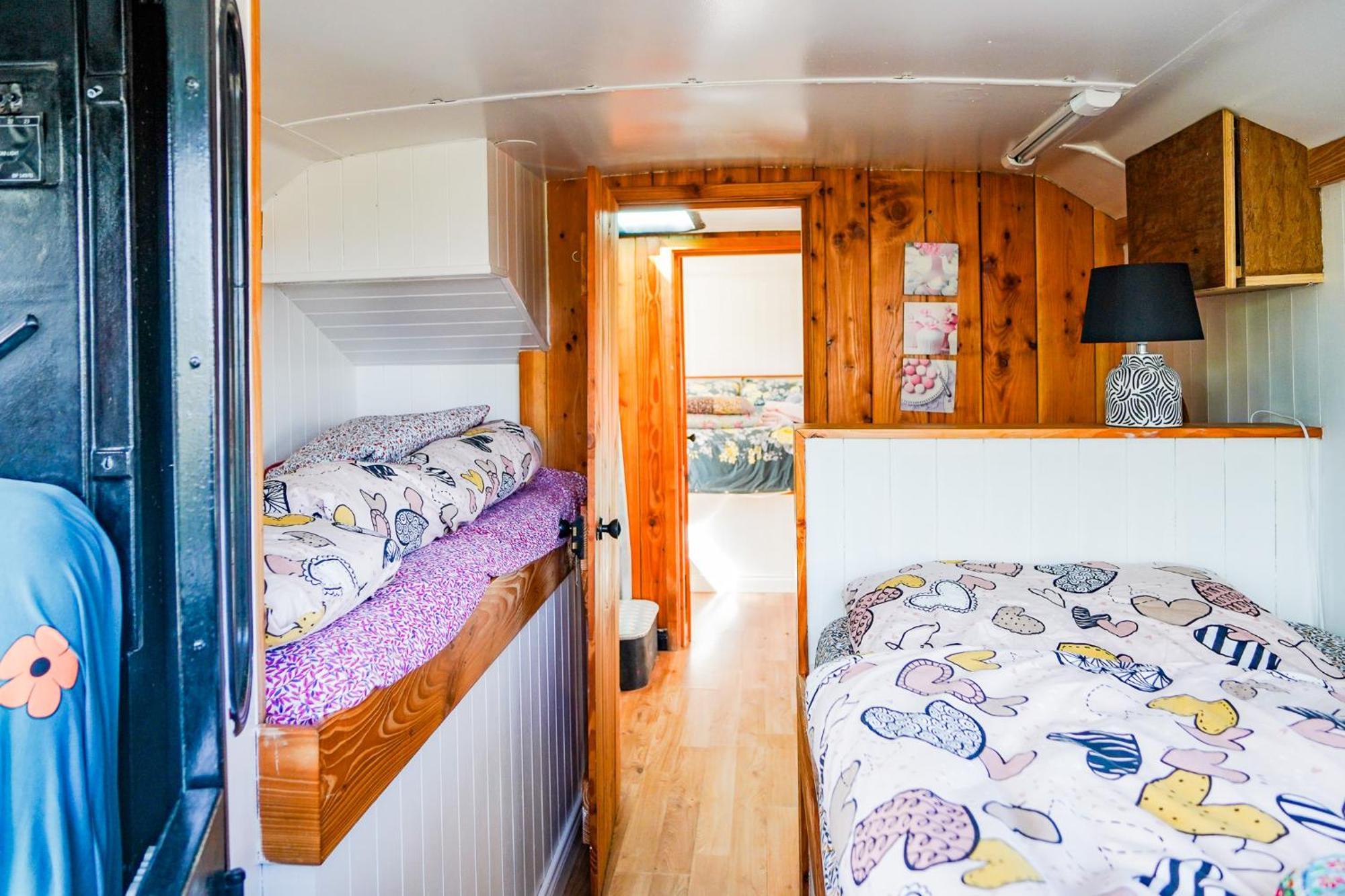 Double Decker Bus At Valentia Island Escape Hotel Chapeltown ภายนอก รูปภาพ
